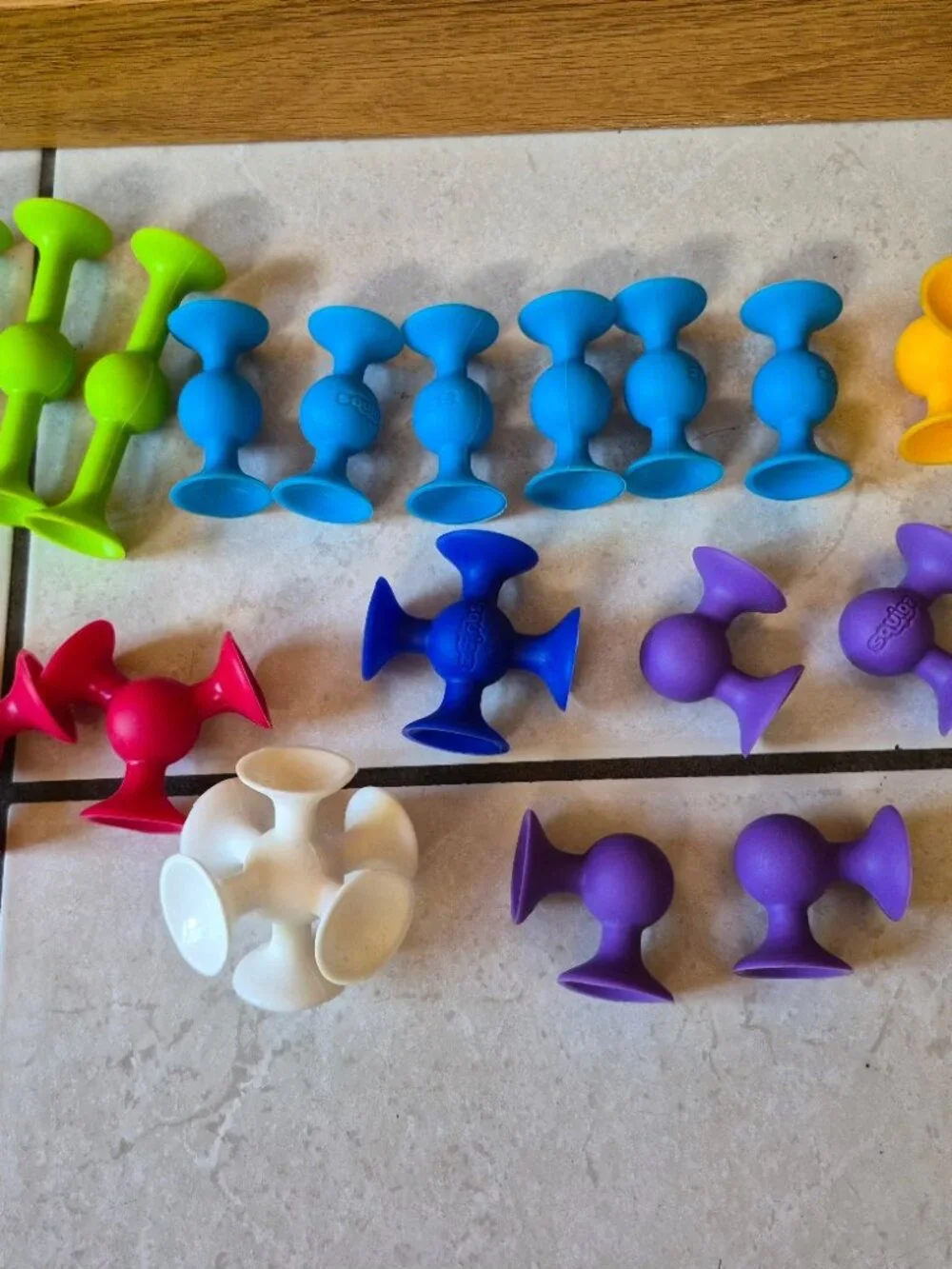 18 Squigz Toys